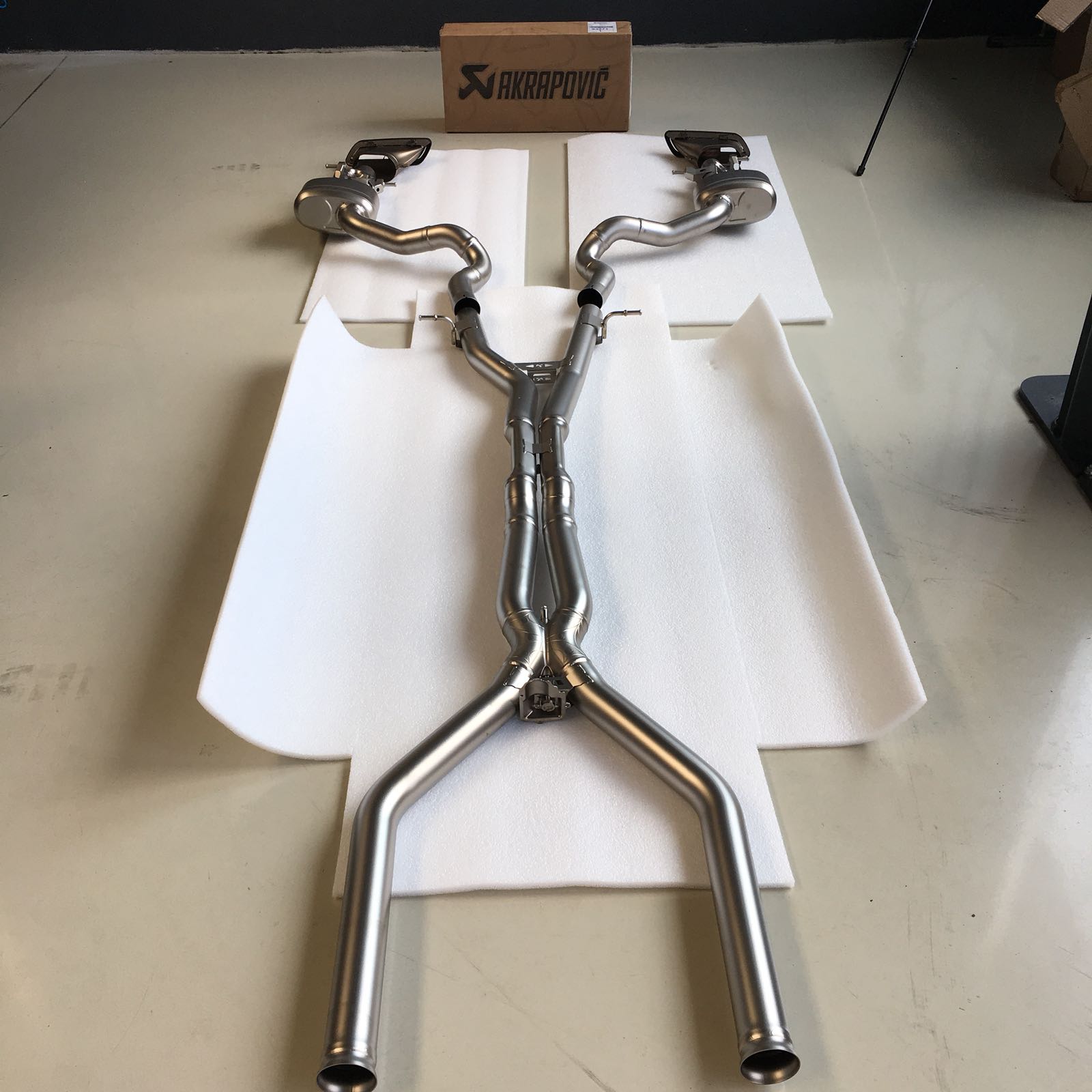 AKRAPOVIC MTP-ME/T/5H Evolution Line (Titanium) MERCEDES-AMG E 63/E 63 S (W213) 2017-2019 ECE Type Approval Photo-3