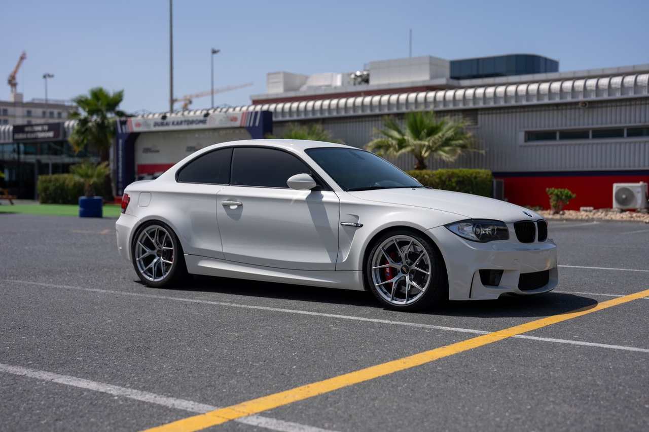 Track-ready BMW 1M E82 a lowered performance stance| ATOMIC-SHOP