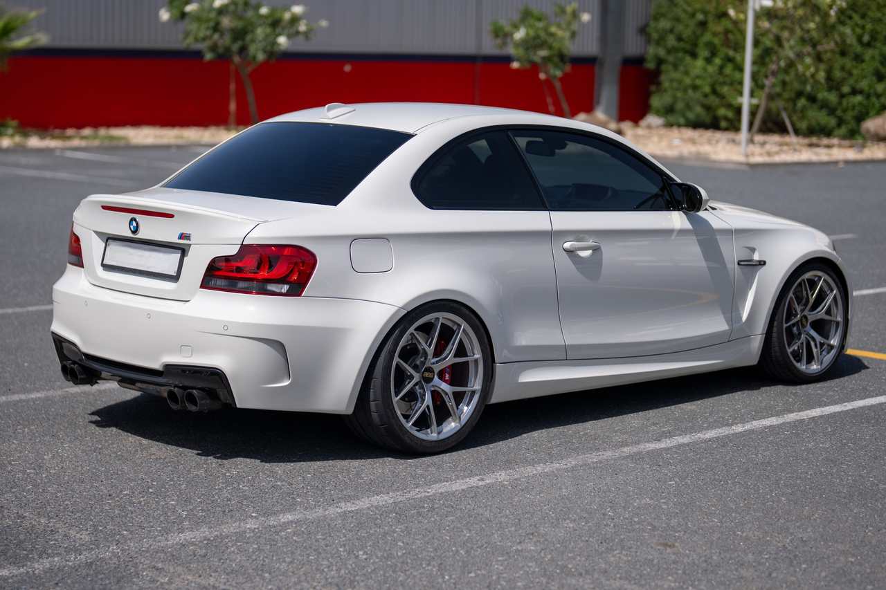 Track-ready BMW 1M E82 a lowered performance stance| ATOMIC-SHOP